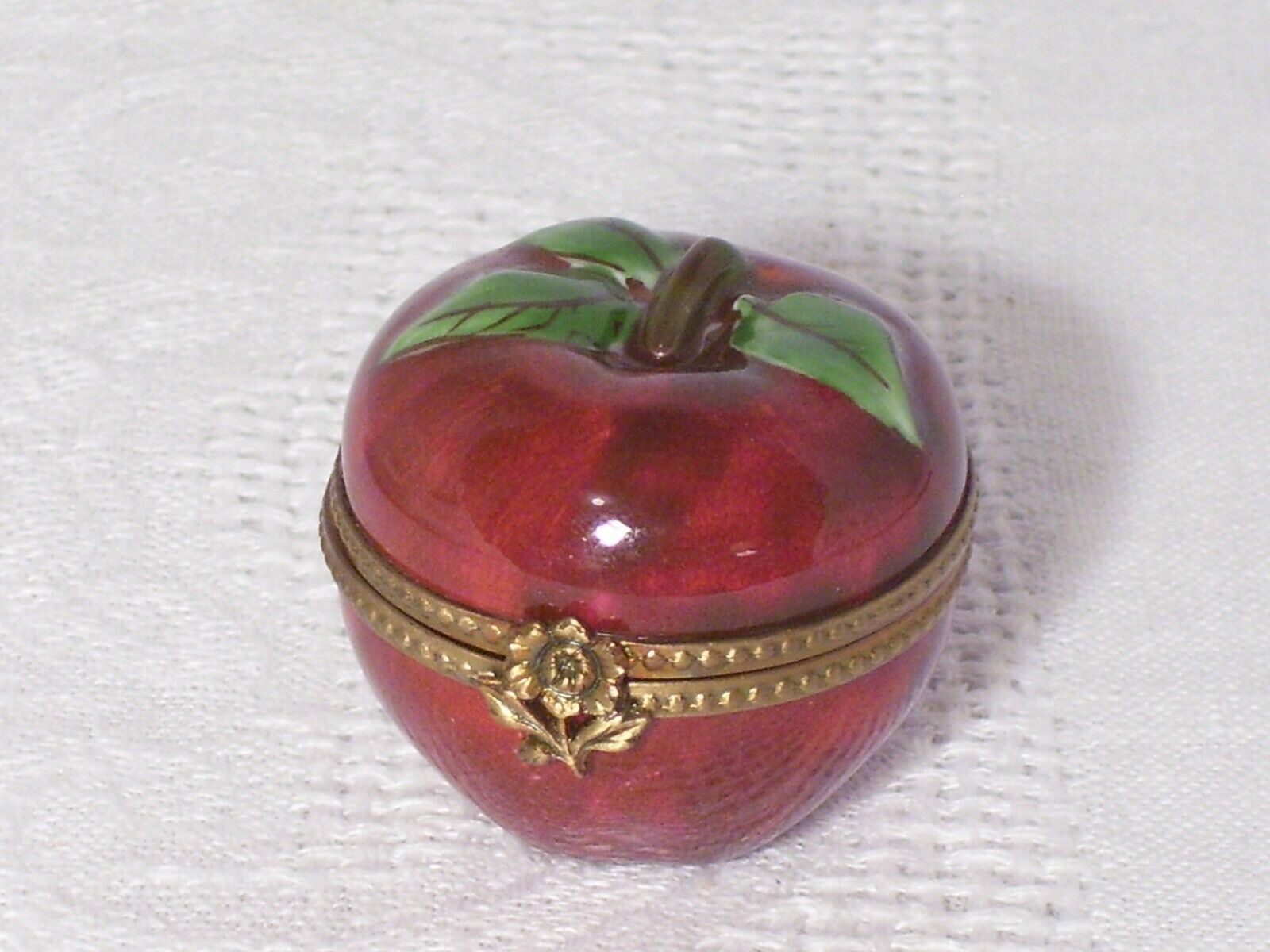 LIMOGES~RED APPLE~ PEINT MAIN TRINKET/RING BOX~HAND PAINTED~FLOWER,HINGED LID