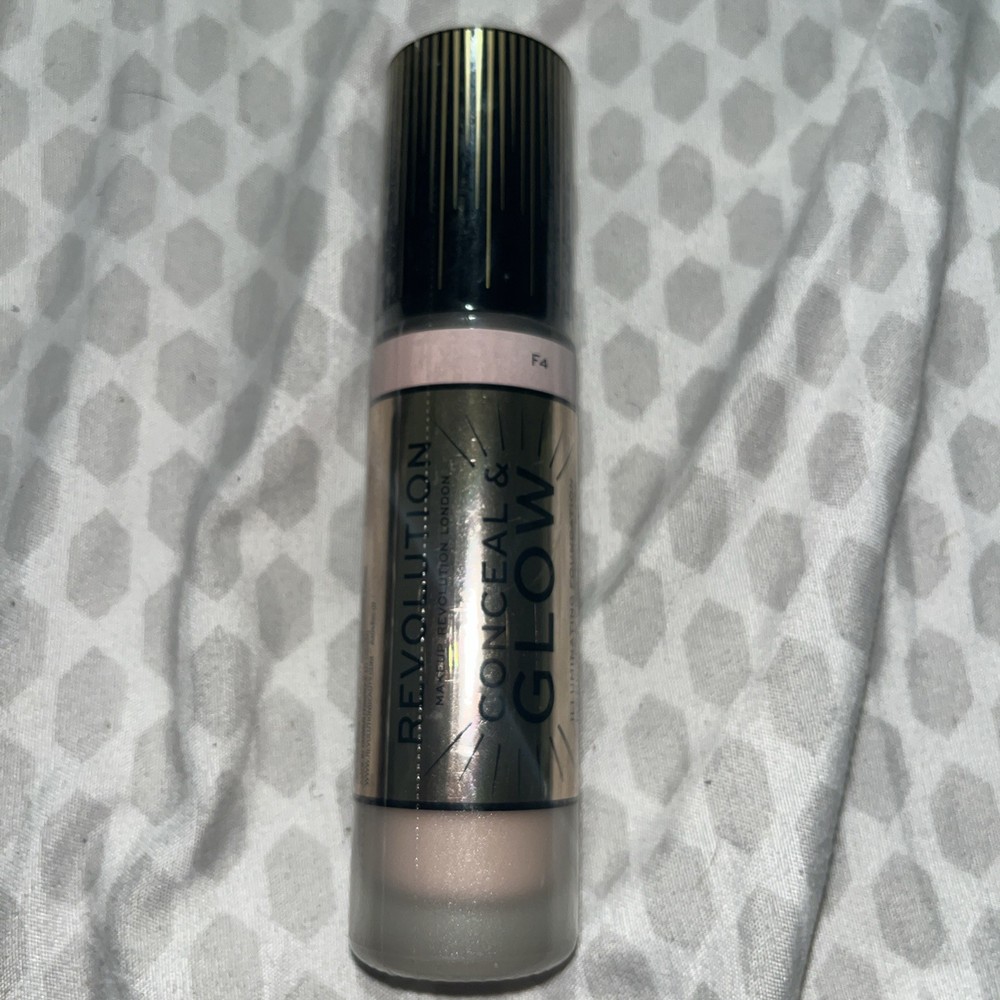 Makeup Revolution London Illuminating Conceal & Glow Foundation in Shade F4 0.7 fl oz