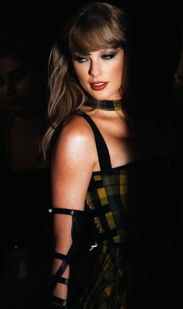 Tay pop star photo beautiful 4 x 6 image rare snapshot of this star TS era