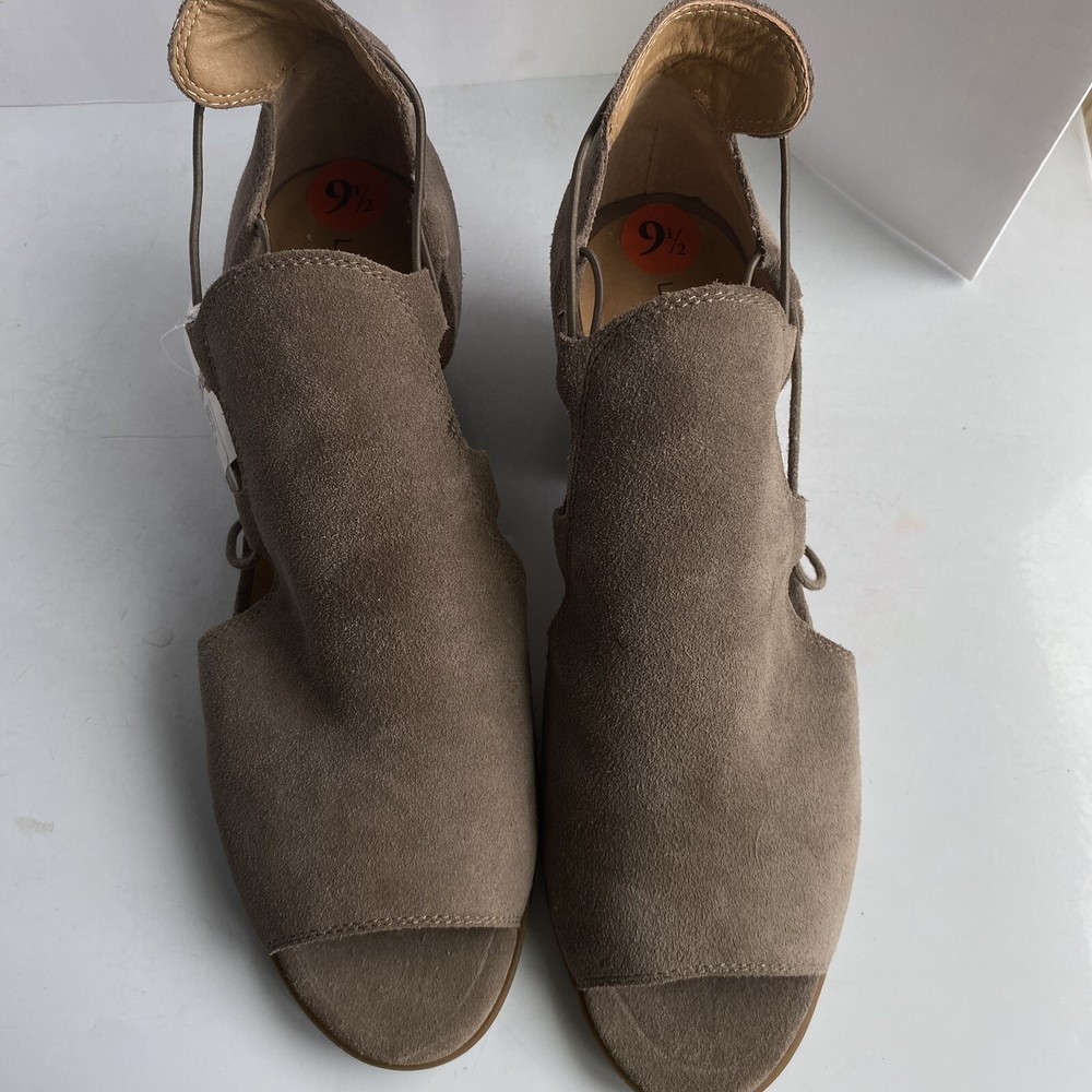 Lucky Brand Leather Peep Toe Booties with Chunky Heel and Cutout Detail in Suede Size 9.5