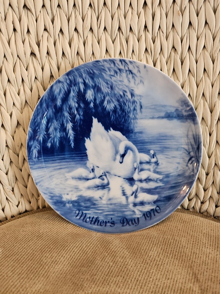 1970 Swedish Royale Mother's Day Blue Swan Figurative Plate with Chicks  -image