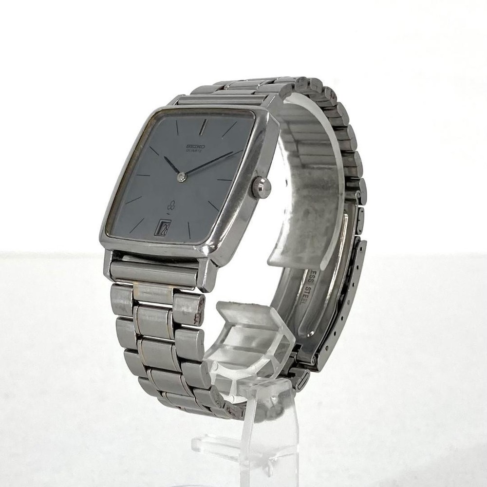 Seiko Silver Quartz Watch with Date Display and Immovable Bezel