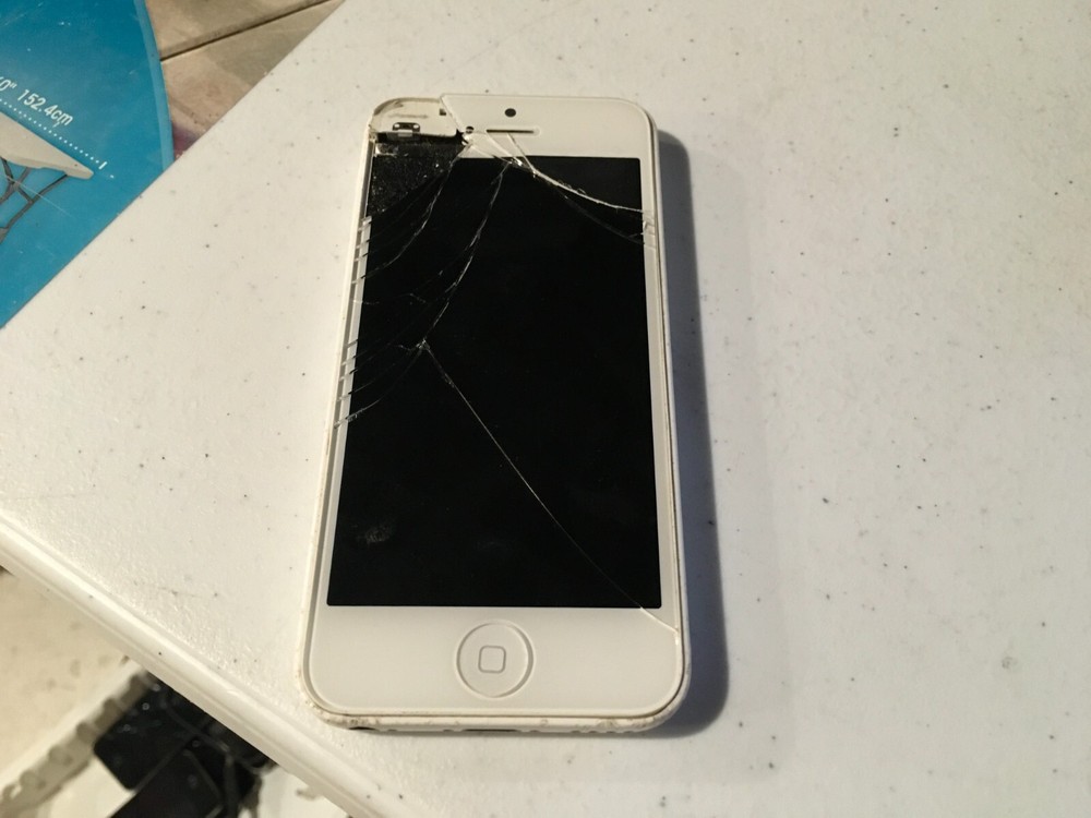 Apple iPhone 5c - 8 GB White (AT&T) a1456 broken screen bad board, good battery