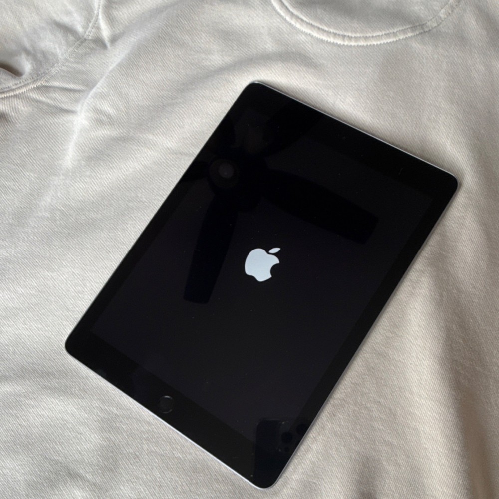 Apple iPad 6 Tablet 32GB Space Gray Wi-Fi A1893 Colour Screen Front Rear Camera