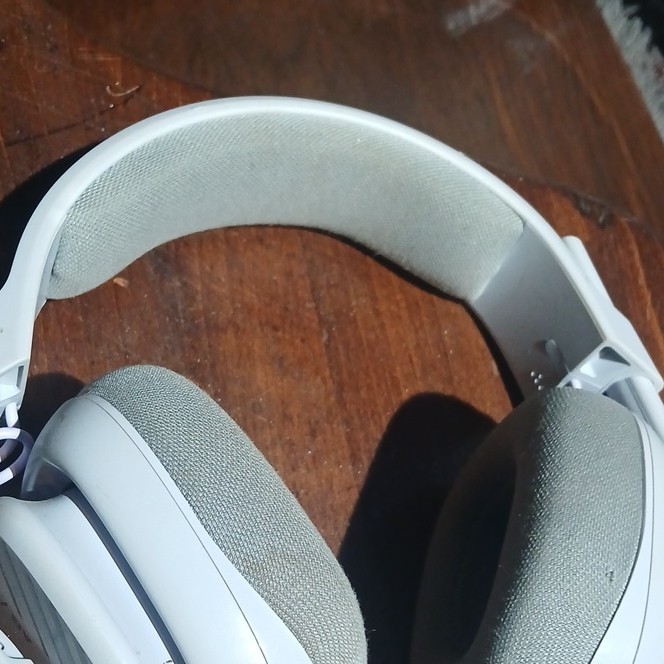 Astro A10 White Over-Ear Headset with Boom Microphone Double Earpieces work good