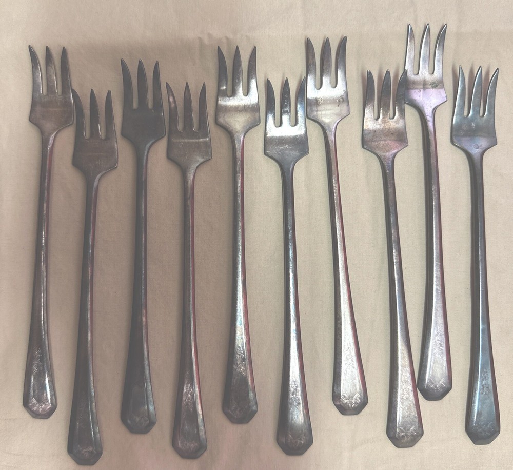 10 Vintage Wm A Rogers AA  Silverplate Seafood Cocktail Forks Flatware 5-3/4”