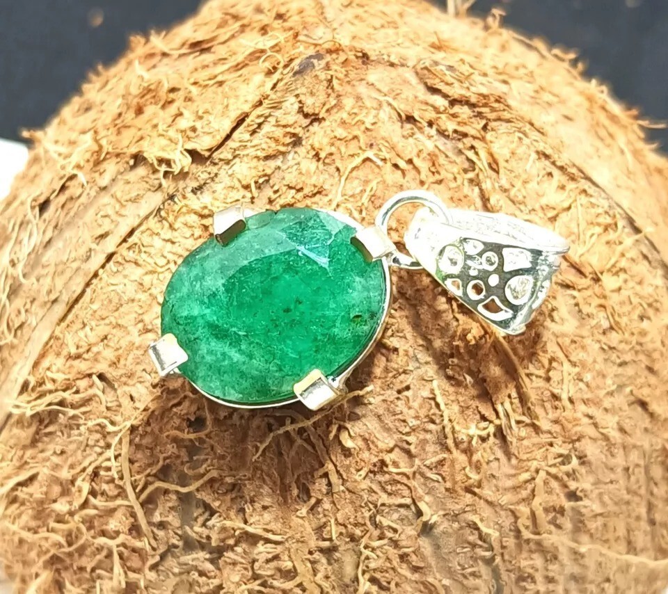 Certified 25.05 Ct Stunning Emerald Solid Silver Oval Cut Pendant Gemstone