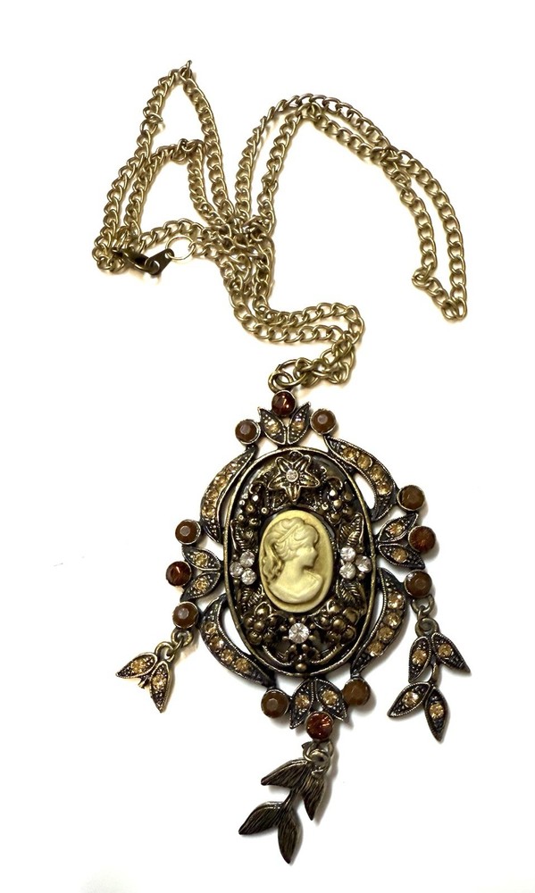 12.8 Vintage Necklace Chain Cameo Pendant Gold Tone