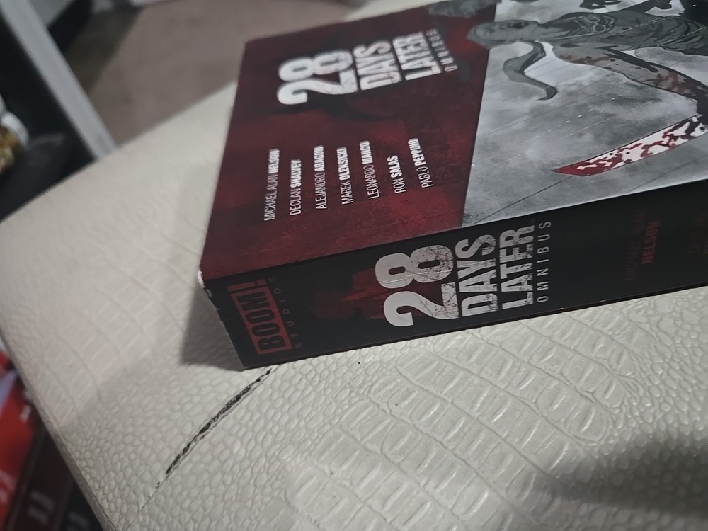 28 days later omnibus in great shape,small shelves wear