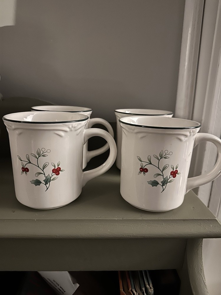 (4) Pfaltzgraff WINTERBERRY CHRISTMAS MUGS 12 Oz. EUC