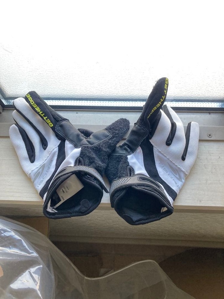 Gloves for road bikes, cross bikes, and mountain bikes