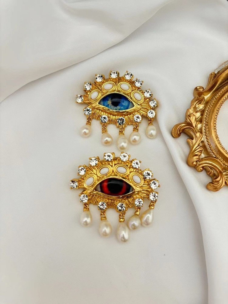 Schiaparelli Baroque freshwater pearl demon eye brooch