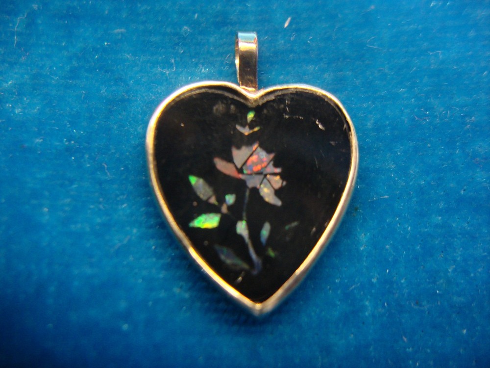 VINTAGE 14K YELLOW GOLD HEART PENDANT WITH ONYX FLORAL INLAY