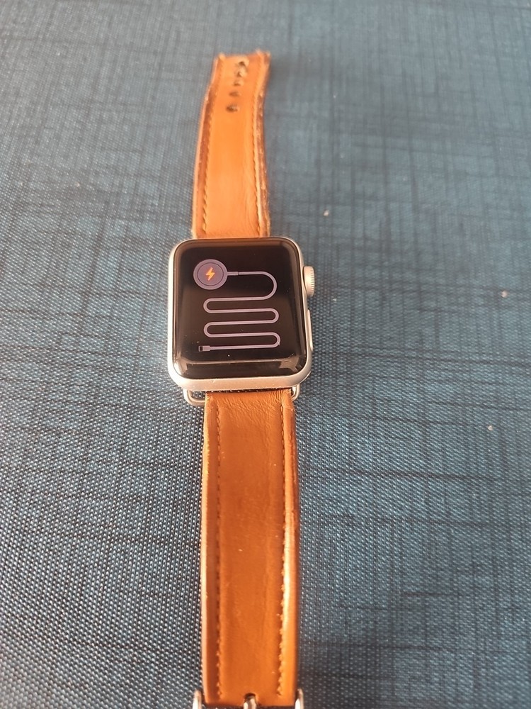 Apple Watch Series 3 38 mm Silver Aluminum Case- Read