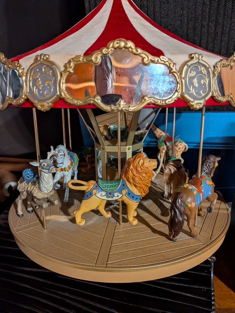 Hallmark 2004 Keepsake  Christmas Musical Carrousel w/8 Ornament Animals