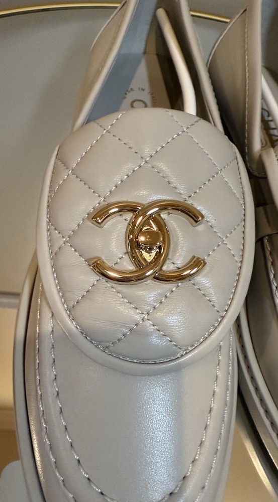 Chanel 25B Turnlock CC Interlocking Logo Lambskin Leather Loafers Sz 39