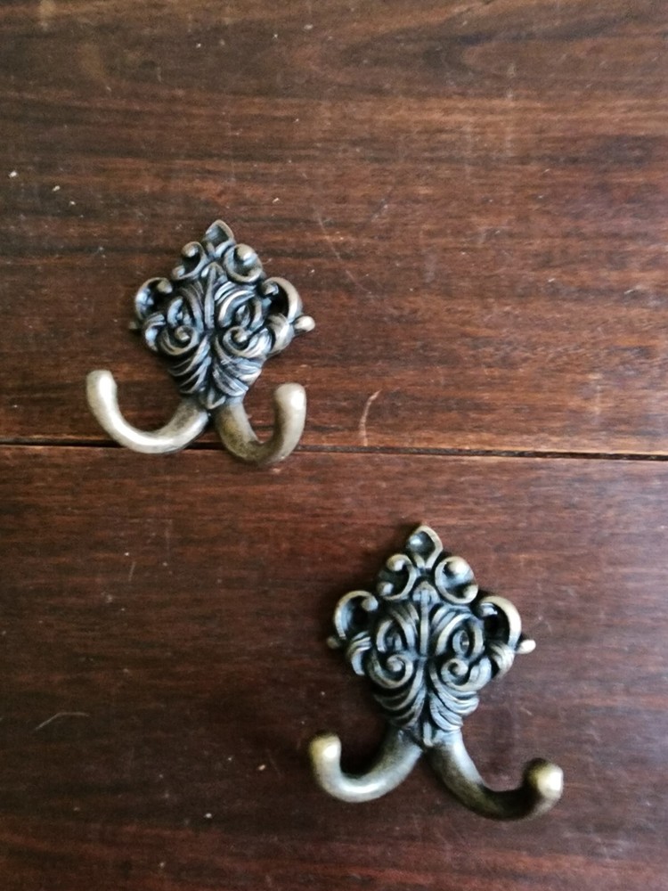 Set of 2 Wrought Iron Metal 2 Peg FLoral Wall Hanging Hook Coat/Towel Gold Tone