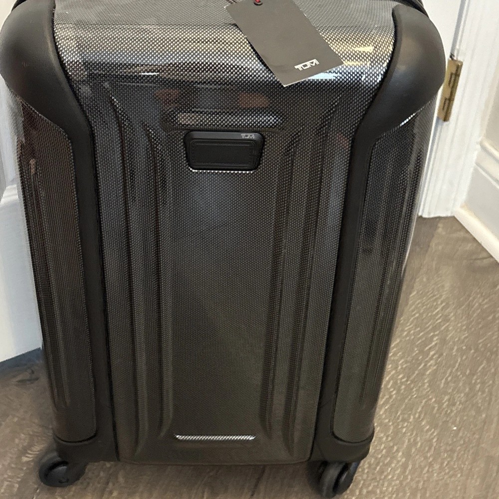 Tumi Vapor 22” Continental Carry-On Hardcase Spinner Luggage Black NWT $725