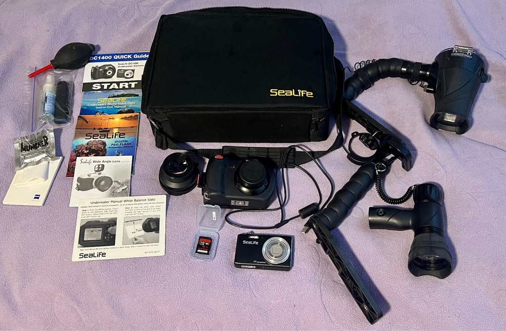SeaLife DC1400 Underwater Camera~Wide Angle Lens, Flash, Light & More in Case