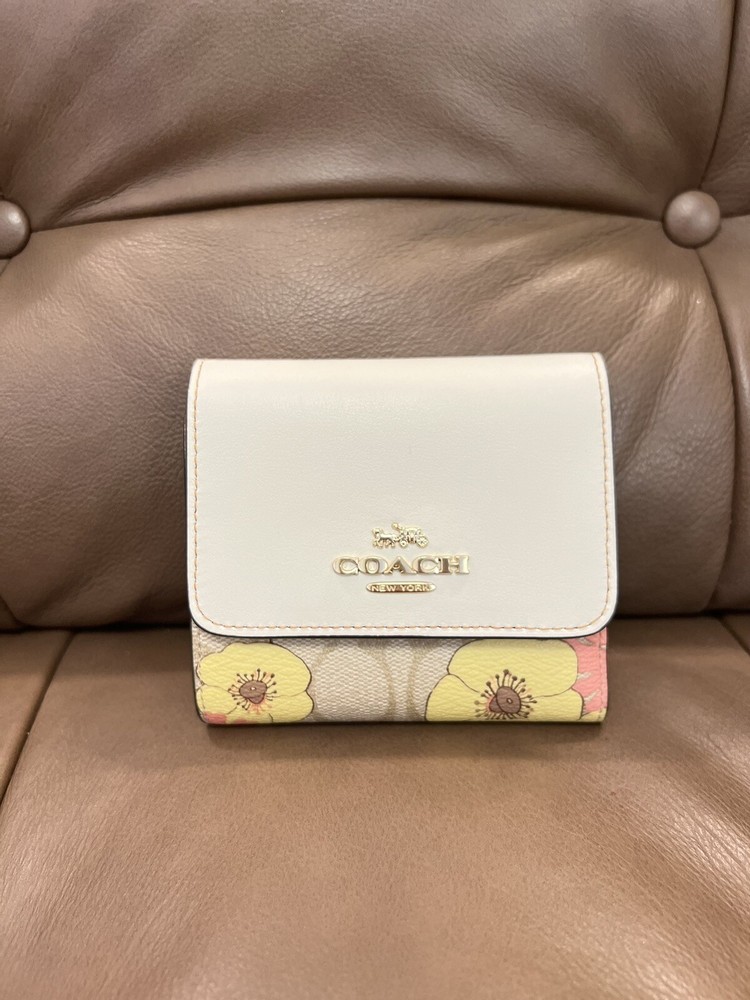 NWT Coach Floral Trifold Wallet for Cards and Cash