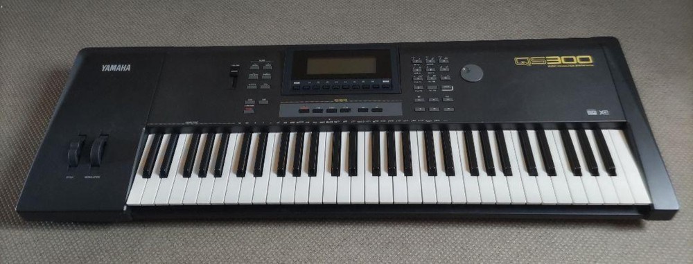 Yamaha QS300 61keys Keyboard Synthesizer Black Used From Japan
