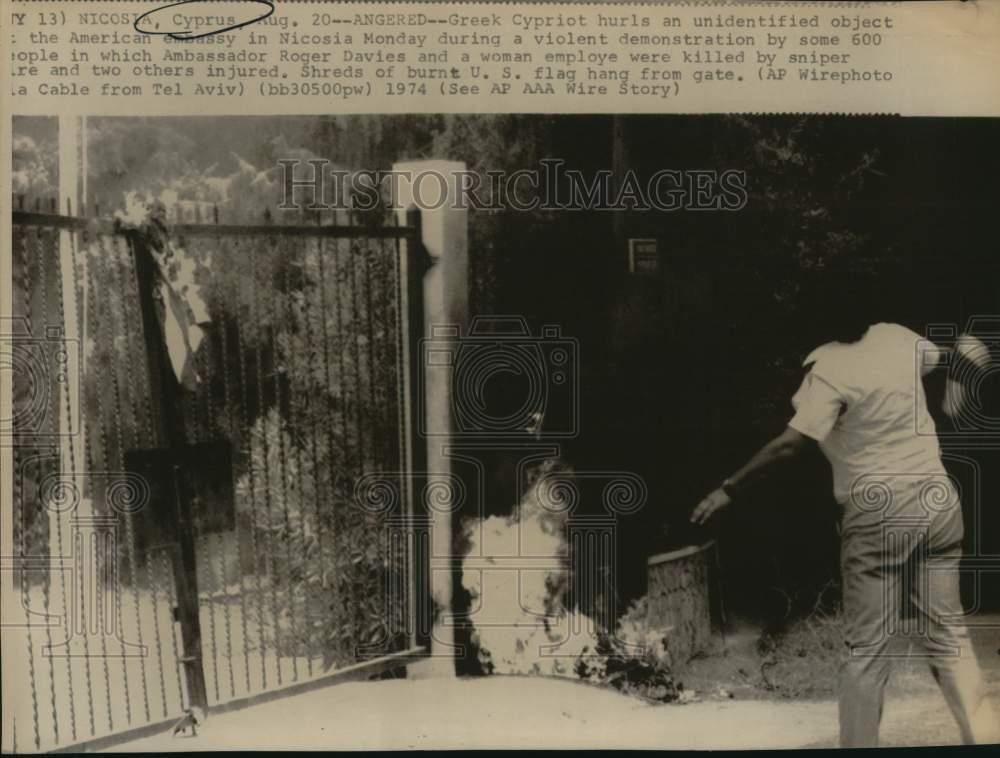 1974 Press Photo Demonstrators at the American Embassy in Nicosia, Cyprus