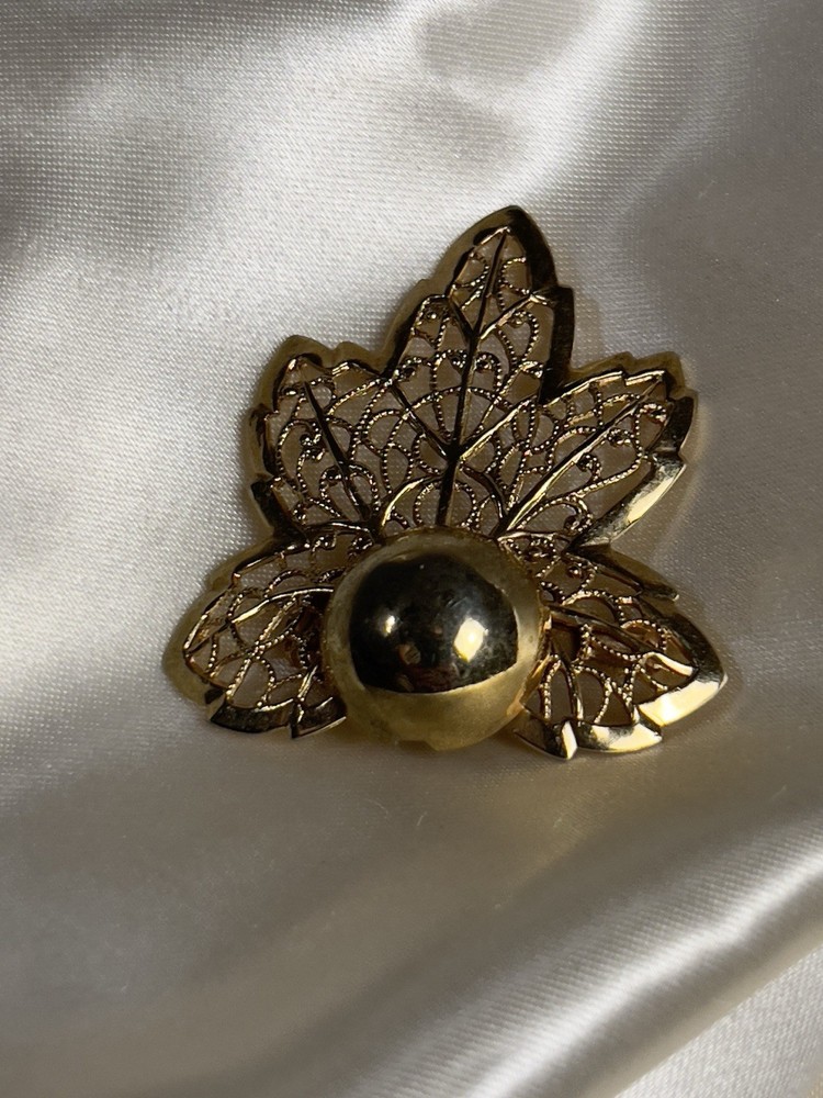 Elegant Vintage Gold Tone Filigree Leaf Brooch Pin – Classic Mid-Century Charm
