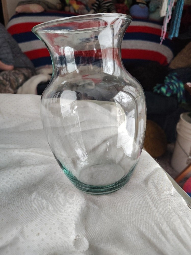 7 inch sleek clear glass modern flower vase in perfect condition