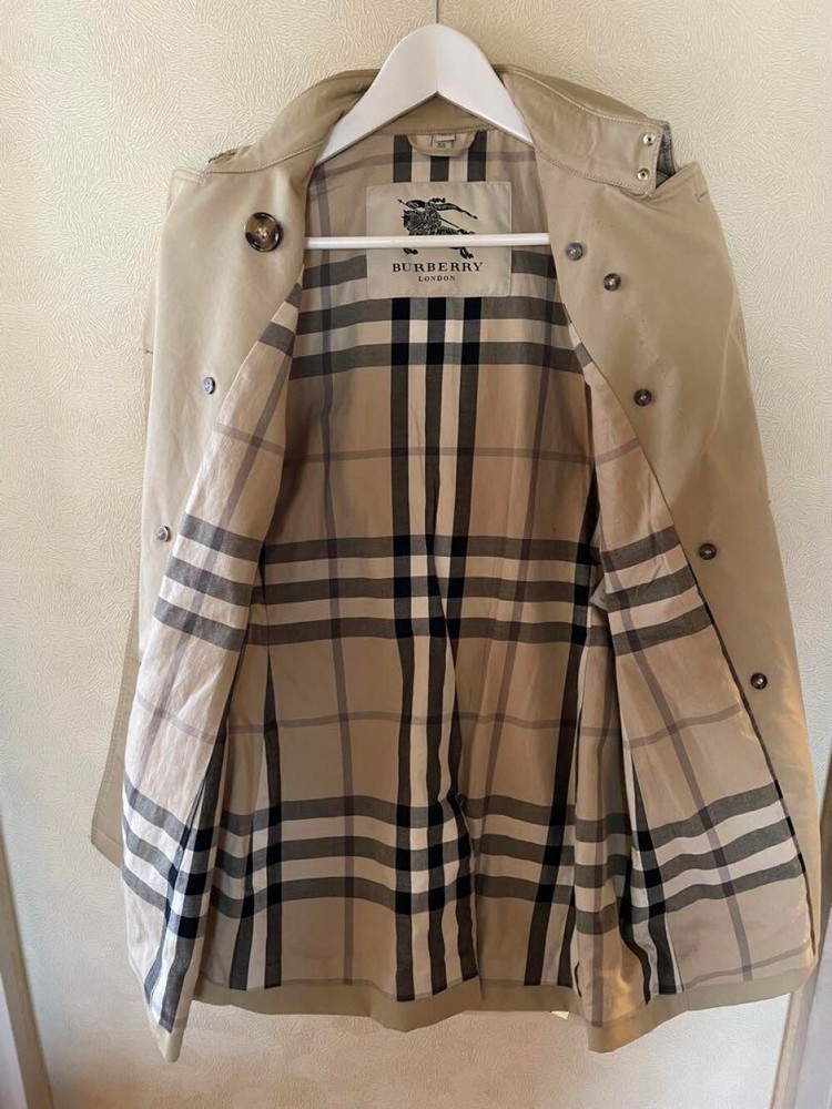 Burberry trench coat Woman from Japan