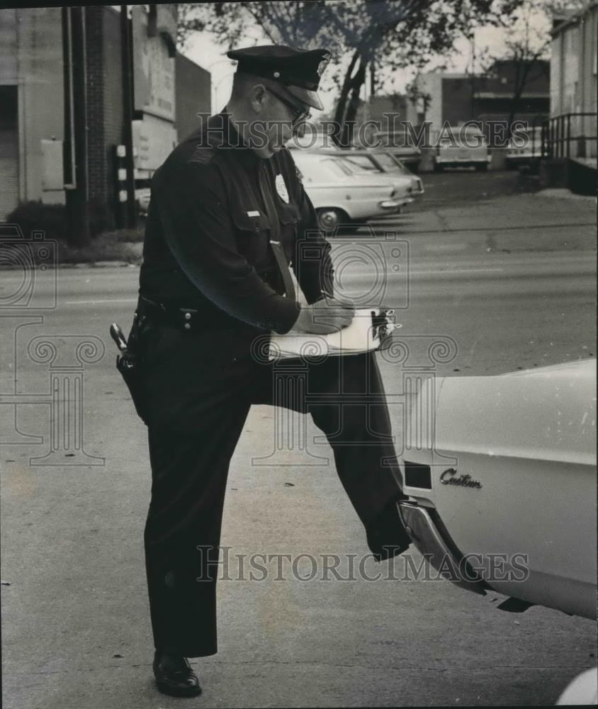 1969 Press Photo Birmingham Patrolman Jim S. Isbell, Police Officer, Alabama