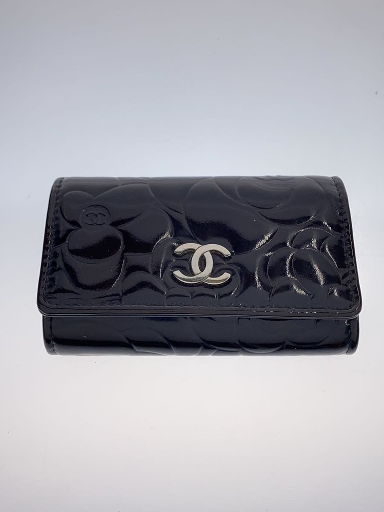 CHANEL Black Patent Key Holder with Camellia Embossed CC Hook for 6 Keys Pre-Owned