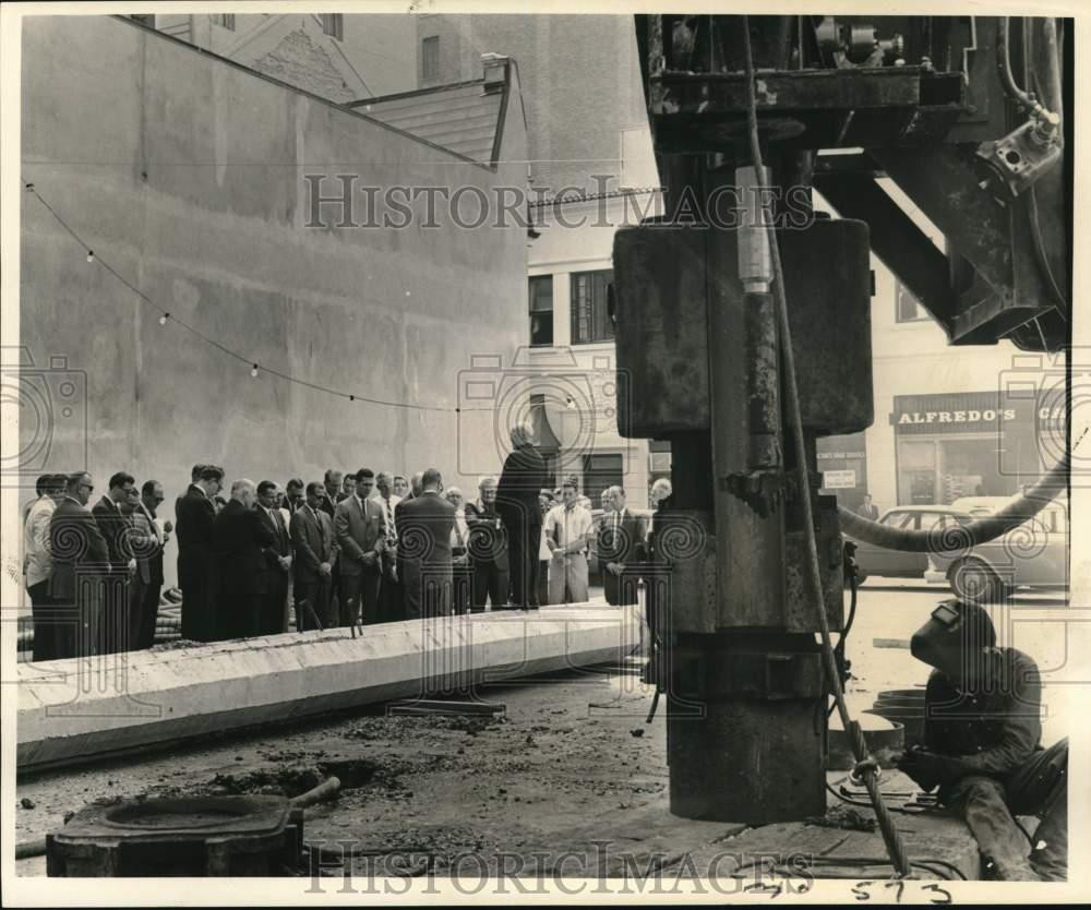 1965 Press Photo Crowd attends ceremonies for New Orleans skyscraper