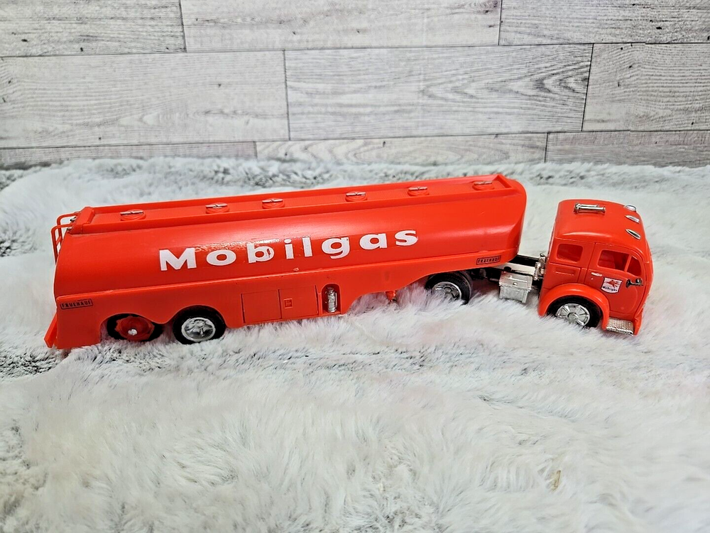1:48 Built Model Vintage Revell Red Fuel Truck MOBILGAS Fruehauf Vehicle
