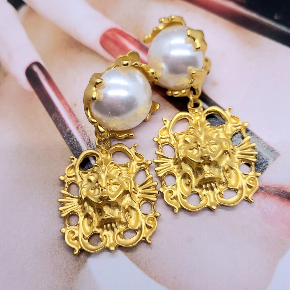 Vintage Lion Head French Palace Pearl Gold Clip-On Earrings