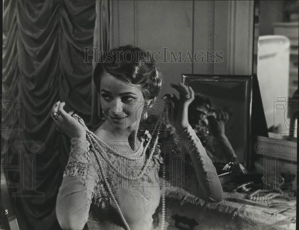 Press Photo Actress with pearl necklace in movie scene - lrp05741