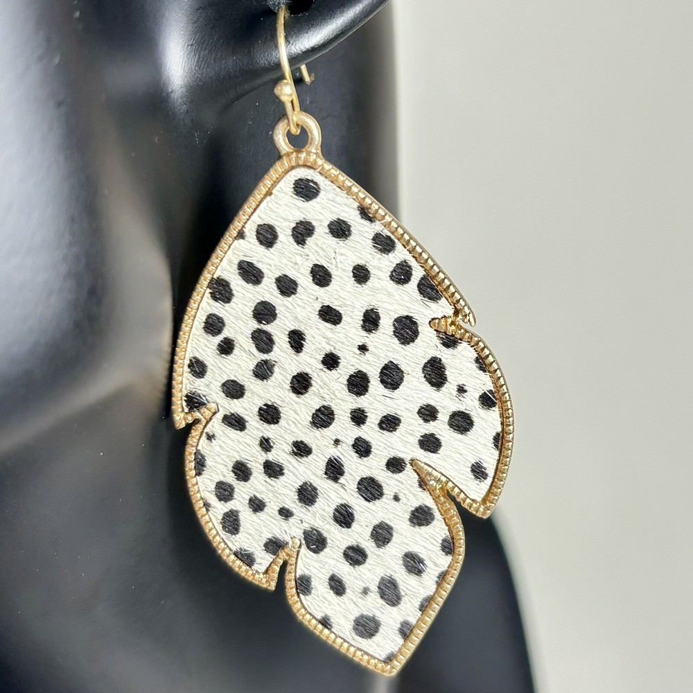 Francesca’s Textured Animal Print Snow Leopard Earrings Gold Tone Hook