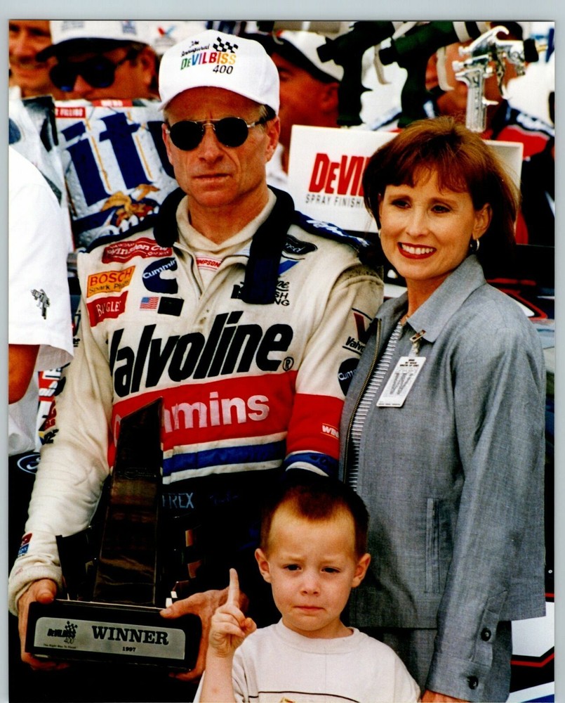 Mark Martin 1997 NASCAR Michigan Speedway Win AP Press Photo 8x10 with Wife