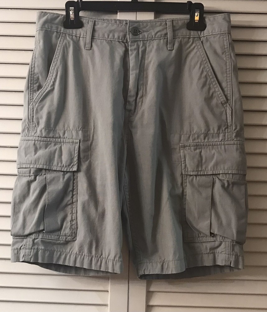 Men’s Levi Cargo Shorts. Gray. Size 30.EUC