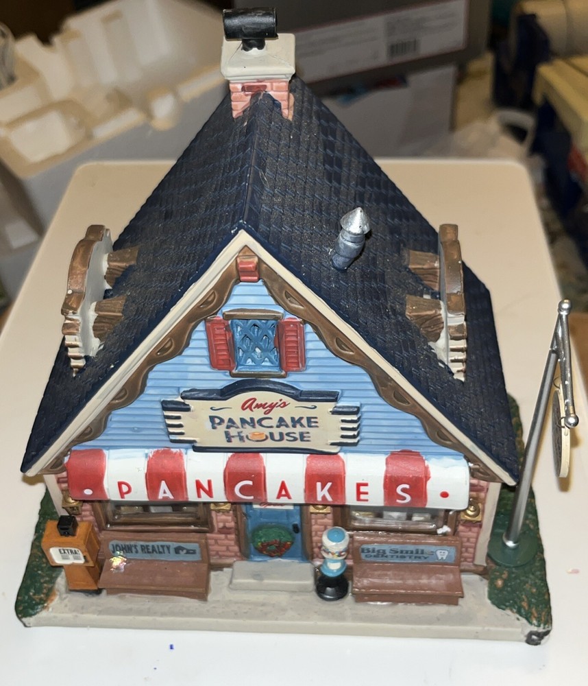 LEMAX Signature Collection Amy's Pancake House 45743 with Christmas Lights 2014