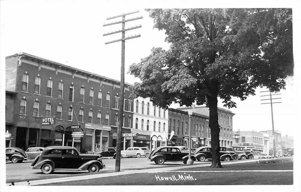 1940s Howell Michigan Street Scene automobiles RPPC Postcard 25-9340