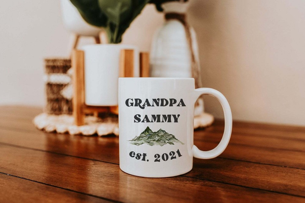 Taza de café personalizable Grandpa Est 2021 para nuevo abuelo abuelo embarazo