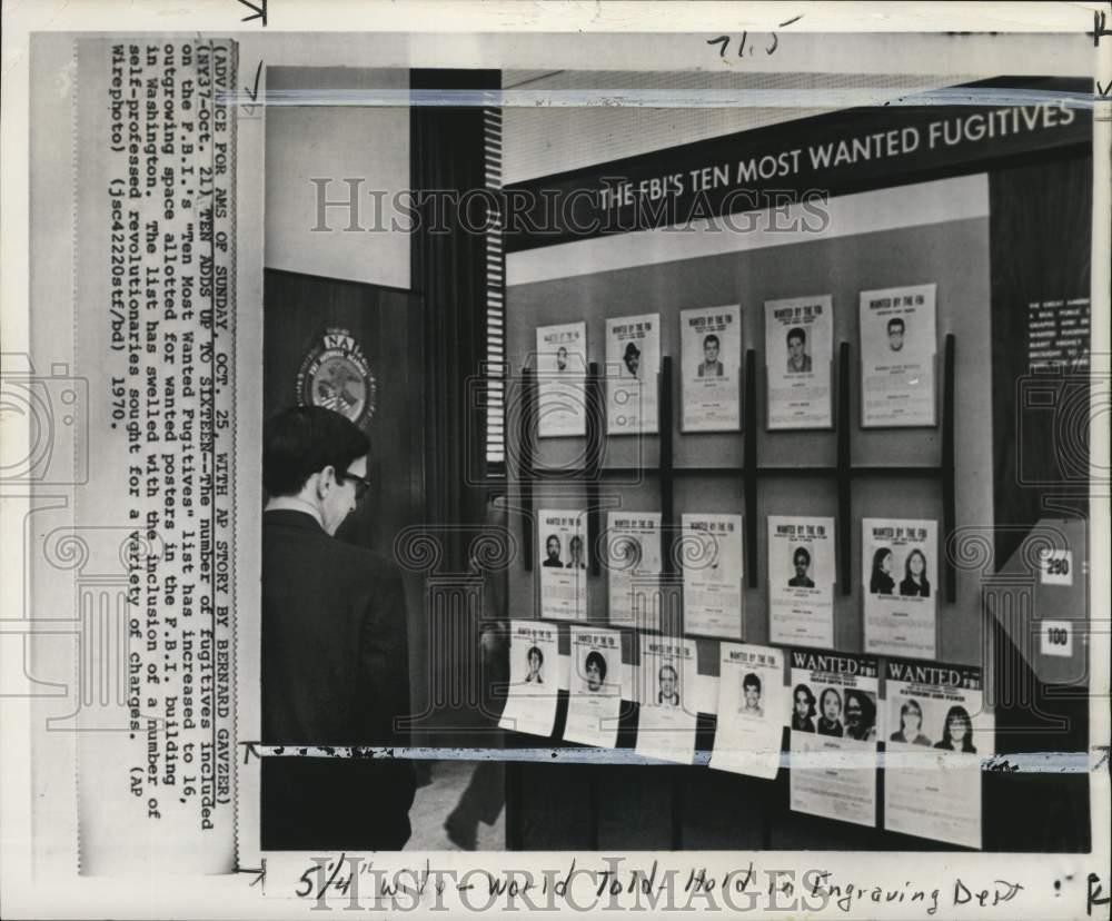 1970 Press Photo Man looks at FBI's 16 most wanted fugitives list in DC