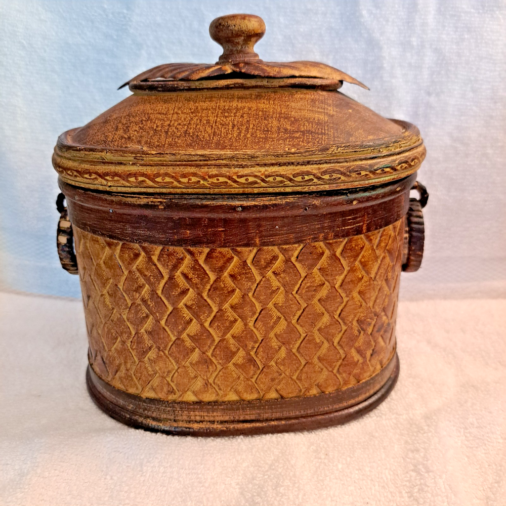 Rattan Wood Storage Box with Carved Leaf Lid 7x7 Tea Organizer