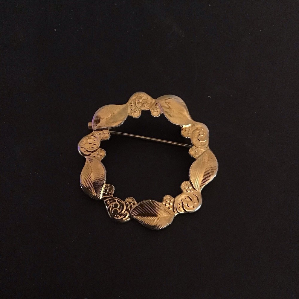 Vintage Gold Toned Textured Floral Wreath Brooch Pin