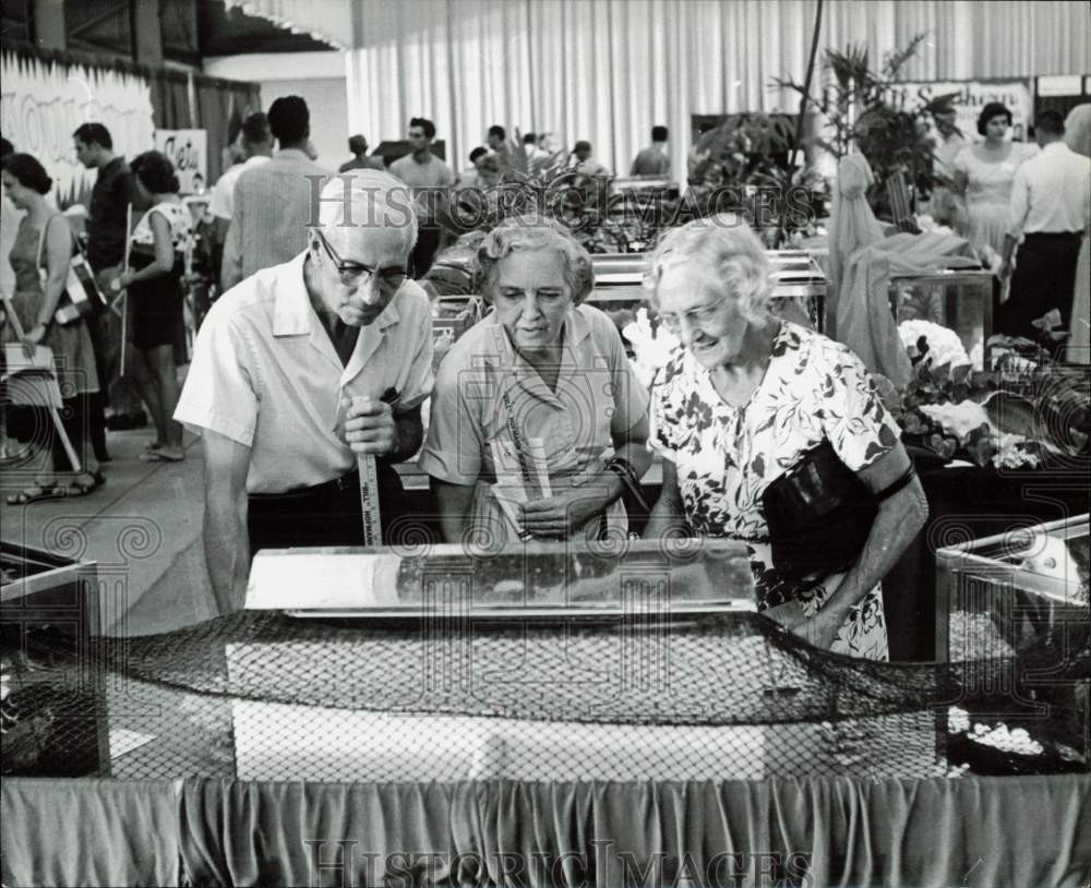 1959 Press Photo Attendees Check Out Booth at South Florida Home & Garden Expo