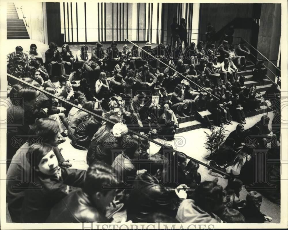 1971 Press Photo Boston, Massachusetts school students at City Hall - lrx78205