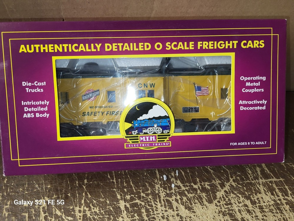 MTH Premier Chicago & North Western Bay Window Lighted Caboose O Scale 20-90016F