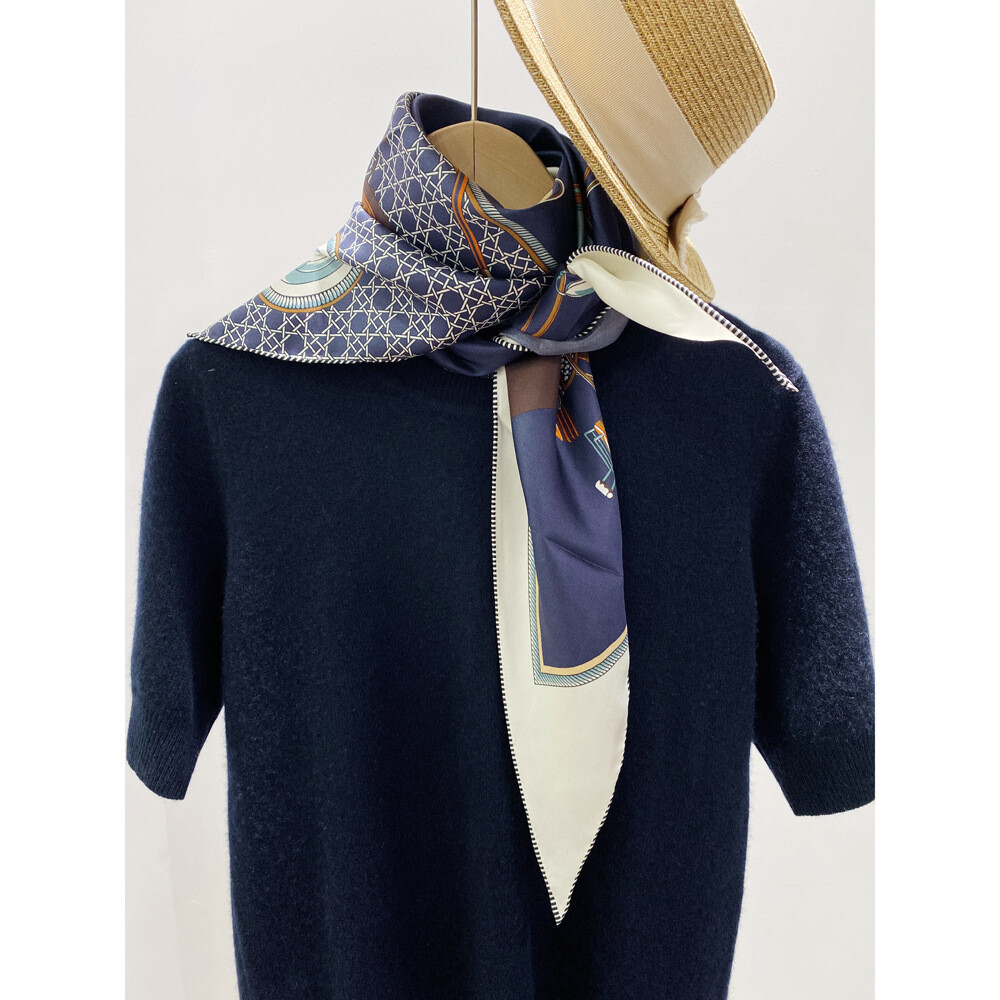 2025 New Boutique 14Momme Twill Silk Scarf with Delicate Carriage Print