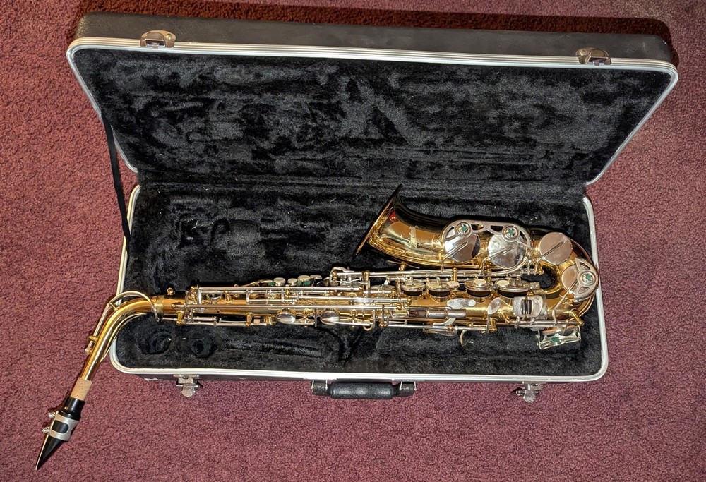 Giardinelli Saxophone model GAS 300 with Hardcase