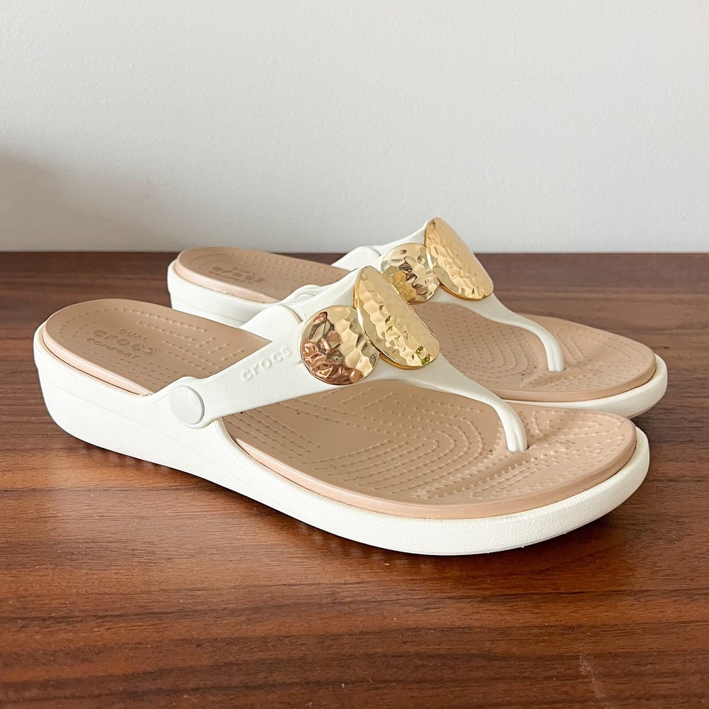 Crocs Womens Sanrah White Gold Hammered Medallion Wedge Sandals Size 9